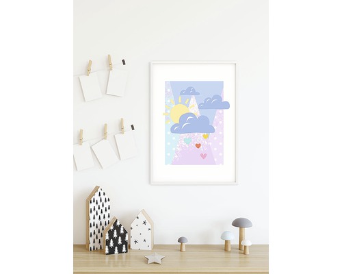 Chambre d''enfant décorative avec image encadrée du soleil et des nuages au mur