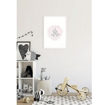 Kinderzimmer mit einem Poster mit einem Hasenmotiv, einem Regal mit Spielzeug und einem Dreirad