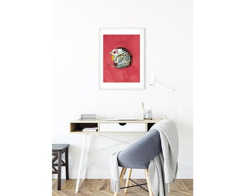 Dekoratives Poster mit Helm-Motiv in einem Arbeitszimmer