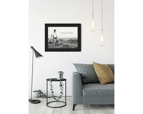 Salon décoratif avec canapé, table d''appoint, lampadaire, suspensions et affiche de film Star Wars encadrée