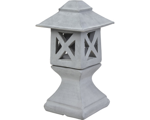 Lanterne de jardin en pierre avec un corps de lampe carré et un toit pyramidal