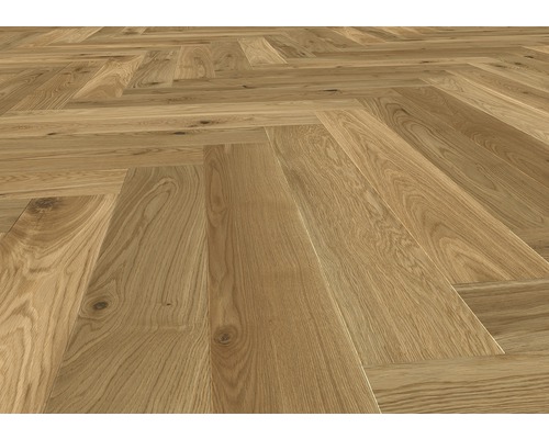 Verlegung von hellem Parkettboden im Fischgrätmuster