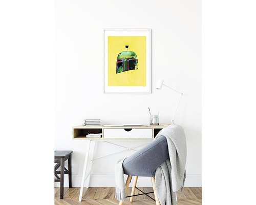 Image décorative avec le casque d''un chasseur de primes encadrée au-dessus d''un bureau