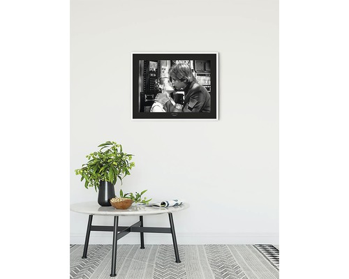 Photo encadrée en noir et blanc d''un baiser au-dessus d''une table avec décoration