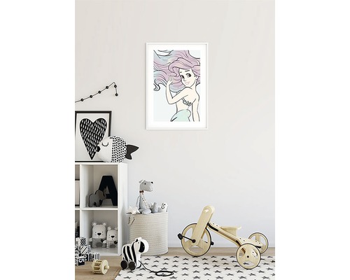 Chambre d''enfant avec une image murale d''une sirène, une étagère, des jouets et un vélo en bois