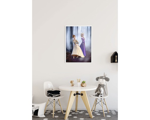 Affiche Encadrée La Reine des neiges avec Anna et Elsa dans une chambre d''enfant