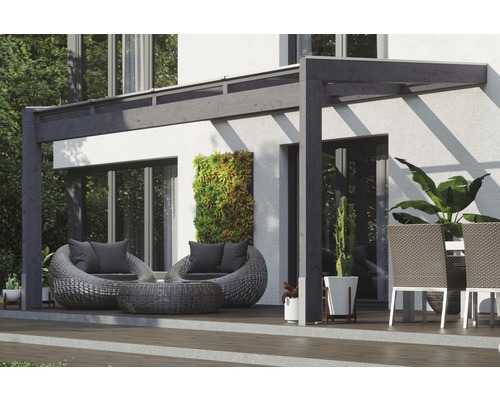 Terrasse avec pergola, fauteuils en rotin et plantes