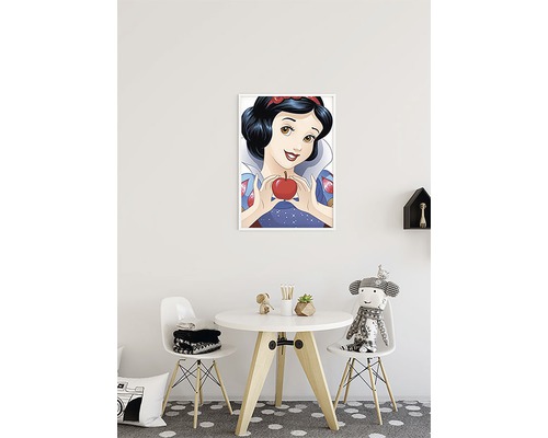 Chambre d''enfant avec une image de Blanche-Neige au mur, une table et des chaises