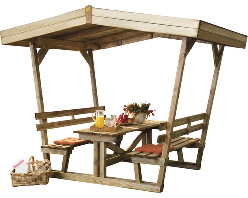 Ensemble table de pique-nique en bois avec bancs et décoration, le tout couvert