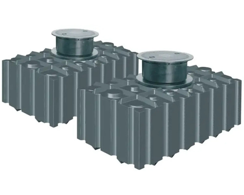 Zwei Regenwasserzisternen aus Kunststoff mit Inspektionsöffnungen.