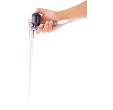 Eine Hand betätigt einen Wasserhahn mit Schlauchanschluss, aus dem Wasser fliesst.