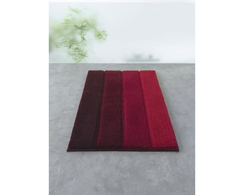 Tapis de bain rectangulaire avec des rayures dans différentes nuances de rouge.