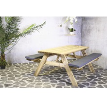 Table de pique-nique en bois avec coussins de siège dans un espace extérieur