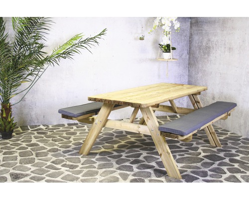 Table de pique-nique en bois avec coussins de siège dans un espace extérieur