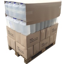 Palette mit Kartons mit destilliertem Wasser in Kanistern