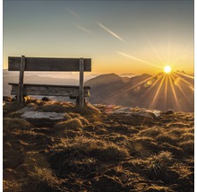 Banc en bois au sommet d''une montagne avec vue sur le lever du soleil