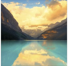 Bergsee mit Bergen im Hintergrund