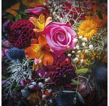 Nahaufnahme eines Blumenstraußes mit Rosen, Dahlien und anderen Blumen