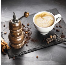 Kaffeemühle, Tasse Kaffee, Zucker und Kaffeebohnen auf Schieferplatte