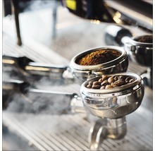 Siebträger mit Kaffeebohnen und Kaffeepulver