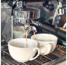 Espressomaschine bereitet zwei Tassen Kaffee zu