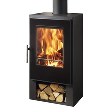Kaminofen mit Holzfach und brennendem Feuer