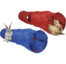 Zwei Spieltunnel für Kleintiere, jeweils mit einem Kaninchen.