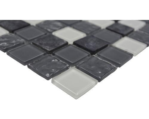 Nahaufnahme einer Glasmosaikfliese mit quadratischen Elementen