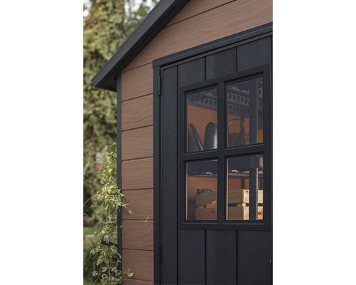 Detailansicht eines Gartenhauses mit Fenster und Tür