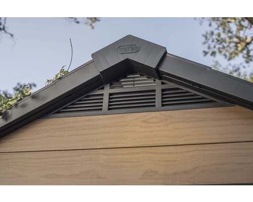 Detailansicht eines Gartenhauses mit Keter Logo