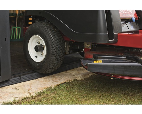 Rasentraktor auf Garagenboden mit Rampe