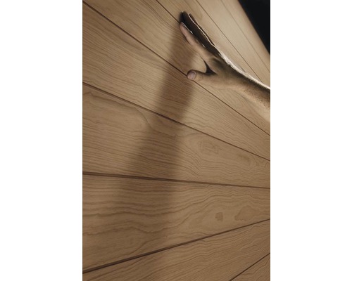 Holzverkleidung mit einer Hand
