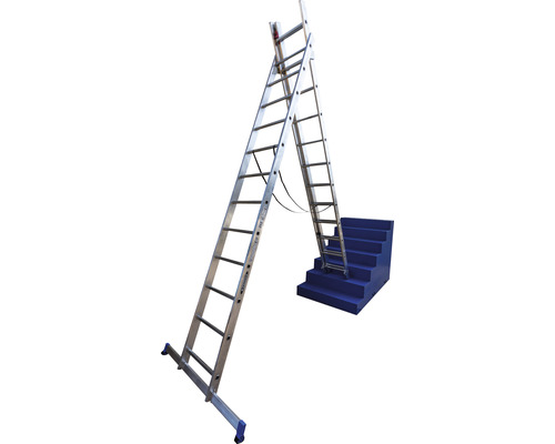 Échelle multifonctionnelle en aluminium sur un escalier pour une utilisation sur un sol inégal