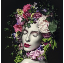 Frau mit Blumenkrone und geschlossenen Augen