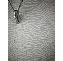 Papier peint à motif zébré et objet de décoration en forme de tête d''animal