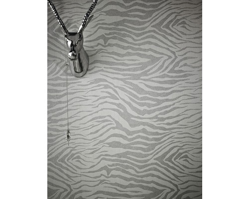 Papier peint à motif zébré et objet de décoration en forme de tête d''animal