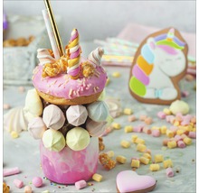 Dekorativer Milchshake mit Einhorn-Motiv, verziert mit Marshmallows, Donut und Zuckerstreuseln