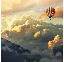 Szene mit Heißluftballon vor Wolken und Bergen