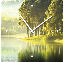 Horloge murale avec motif de paysage lacustre et aiguilles blanches