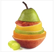 Aufgeschnittene Fruchtstücke von Birne, Apfel, Zitrone, Kiwi, Orange und Pfirsich gestapelt mit Weintrauben
