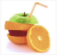 Fruchtgetränk aus Apfel- und Orangenscheiben mit Trinkhalm