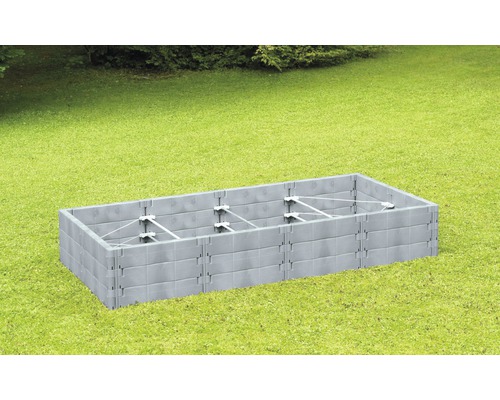 Jardinière rectangulaire en plastique sur une pelouse