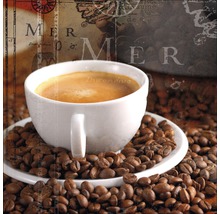 Tasse Kaffee auf Kaffeebohnen