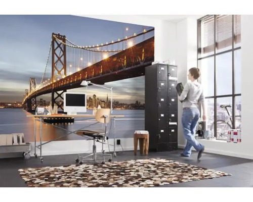 Bureau avec papier peint photo représentant un pont de nuit, bureau et tapis