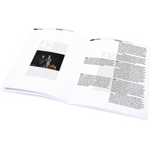 Doppelseite eines geöffneten Buches mit Text und einem Bild von zwei Männern