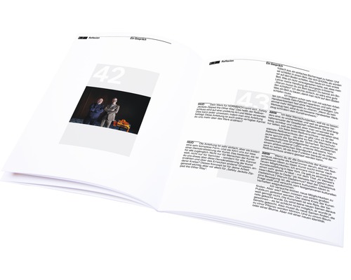 Doppelseite eines geöffneten Buches mit Text und einem Bild von zwei Männern