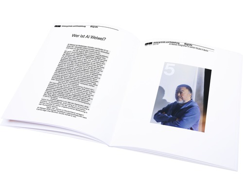 Aufgeschlagenes Buch mit Informationen und einem Bild von Ai Weiwei
