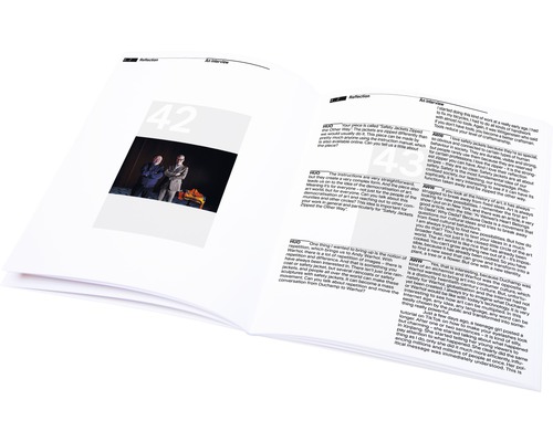 Doppelseite einer Publikation mit einem Interview und einer Fotografie