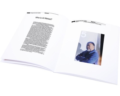 Aufgeschlagenes Buch mit Biographie und Foto von Ai Weiwei