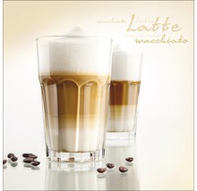 Zwei Latte Macchiato Gläser mit Kaffeebohnen